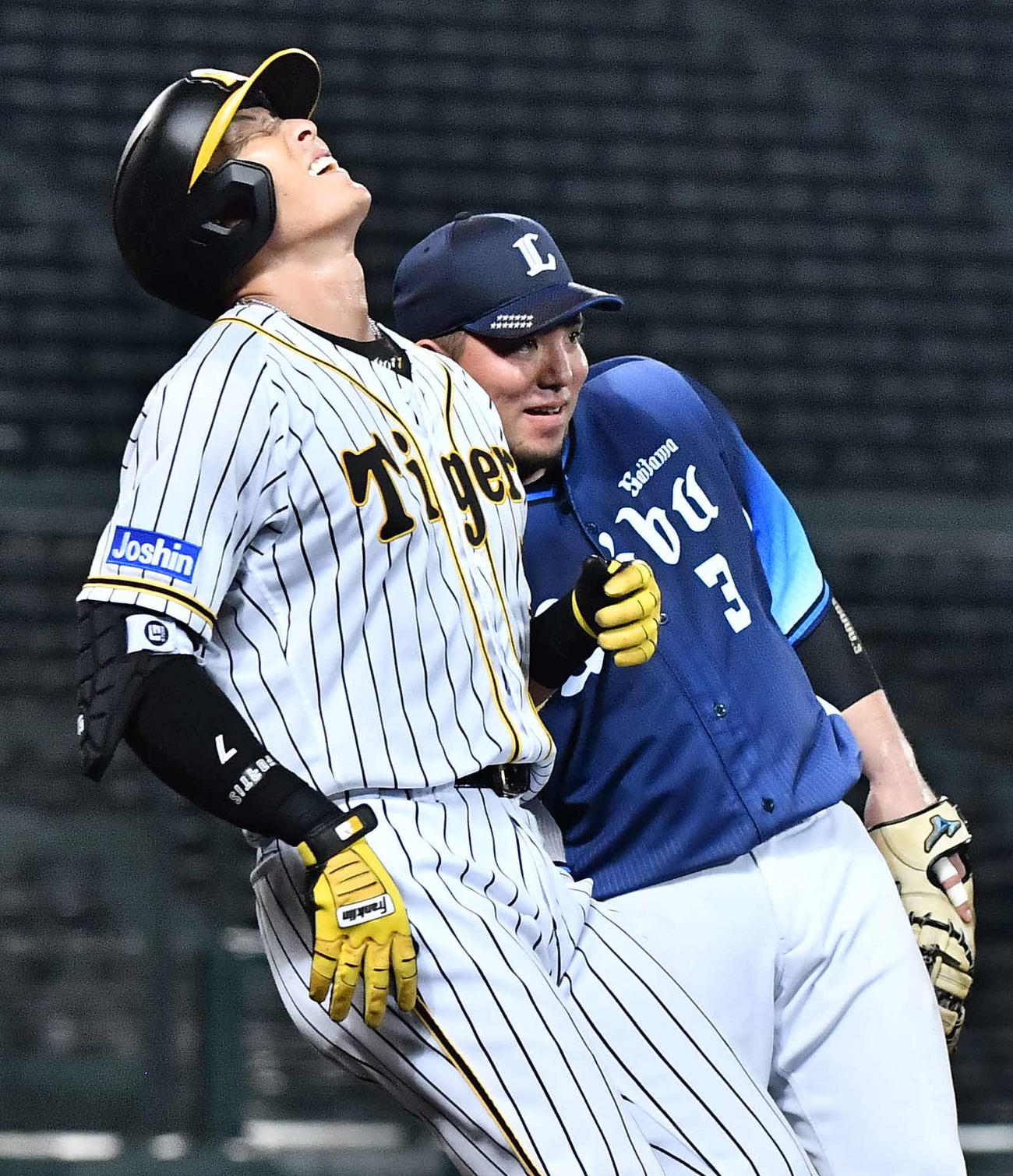 阪神対西武　5回裏阪神1死一塁、糸井嘉男は大飛球を放つも右に切れ悔しそうな表情を見せる。右は山川（撮影・上田博志）