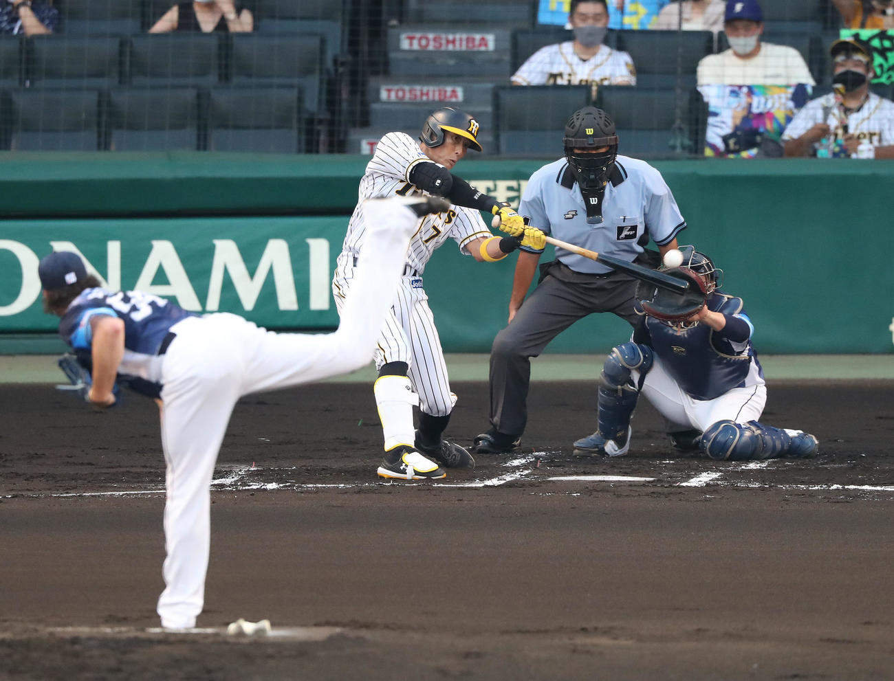 阪神対西武　1回裏阪神1死一、二塁、左前打を放つ糸井（撮影・白石智彦）