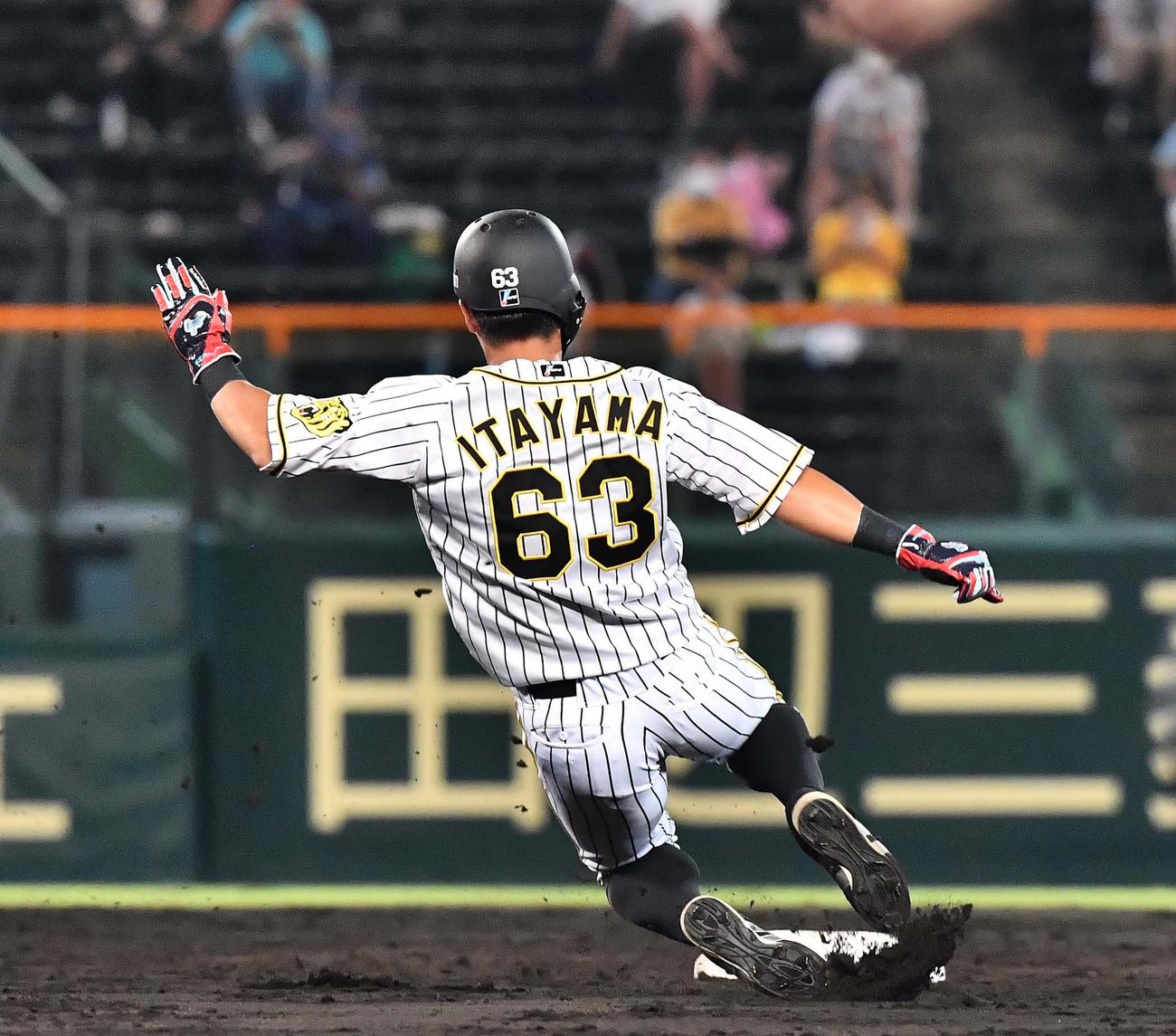 阪神対西武　5回裏阪神1死一、三塁、二盗に成功する板山（撮影・上田博志）