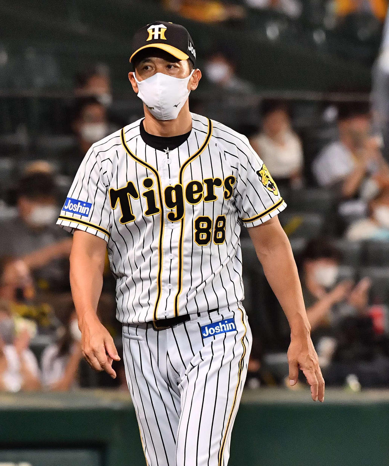 阪神対西武　選手交代を告げベンチに引き揚げる矢野燿大監督（撮影・上田博志）