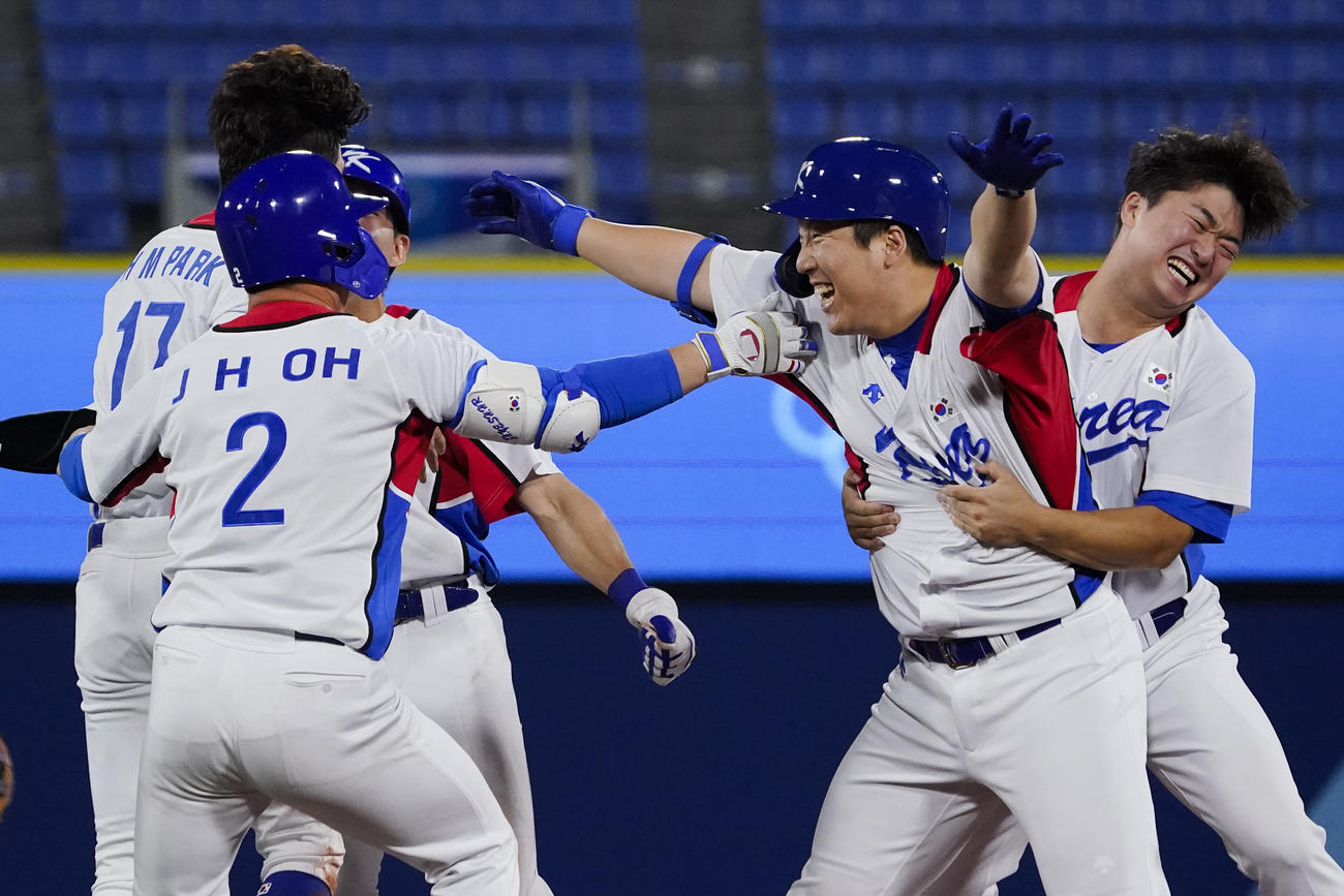 逆転勝ちし、喜ぶ韓国ナイン（ＡＰ）