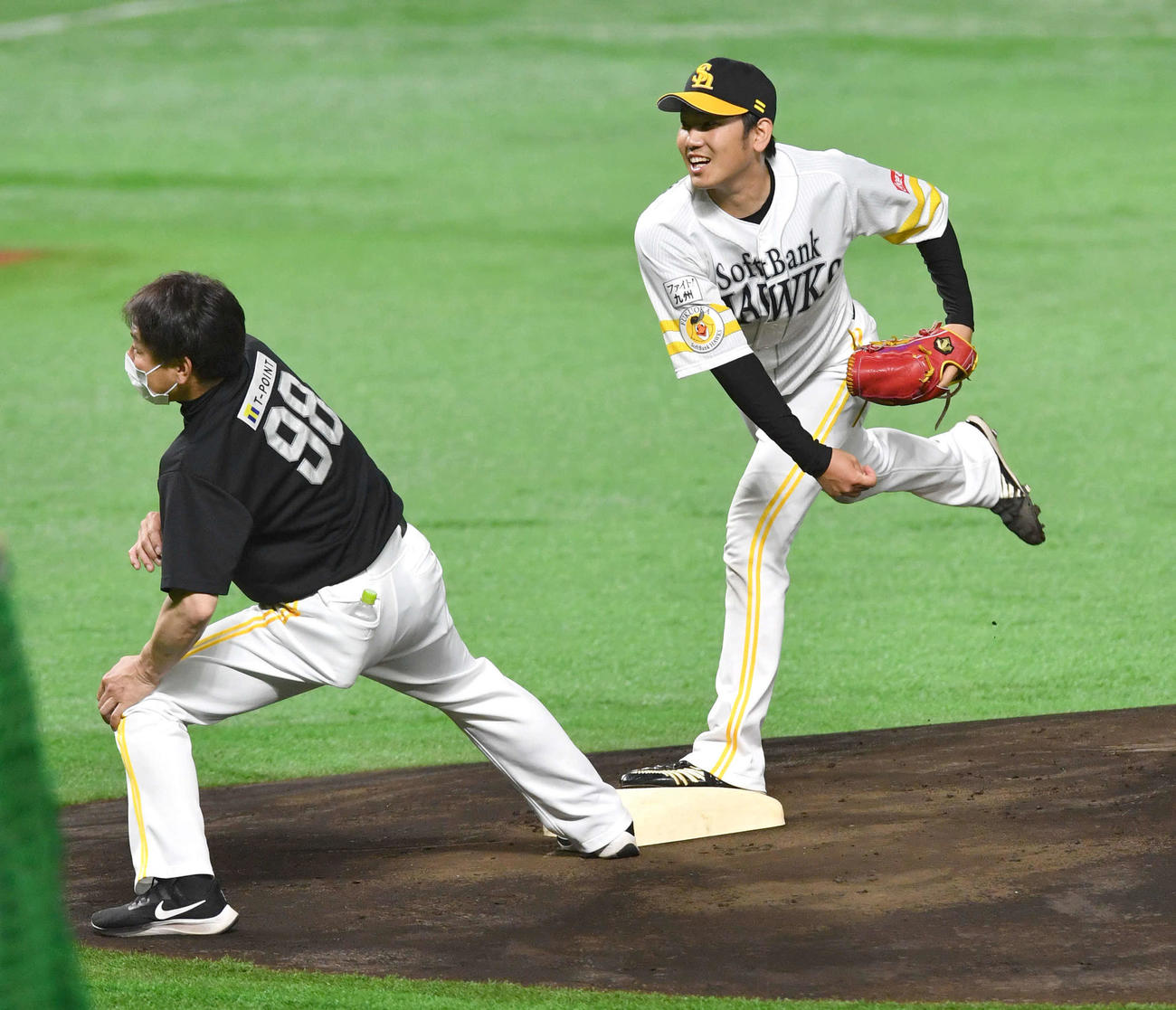 マウンドで石川（右）に指導する高村コーチ（撮影・岩下翔太）
