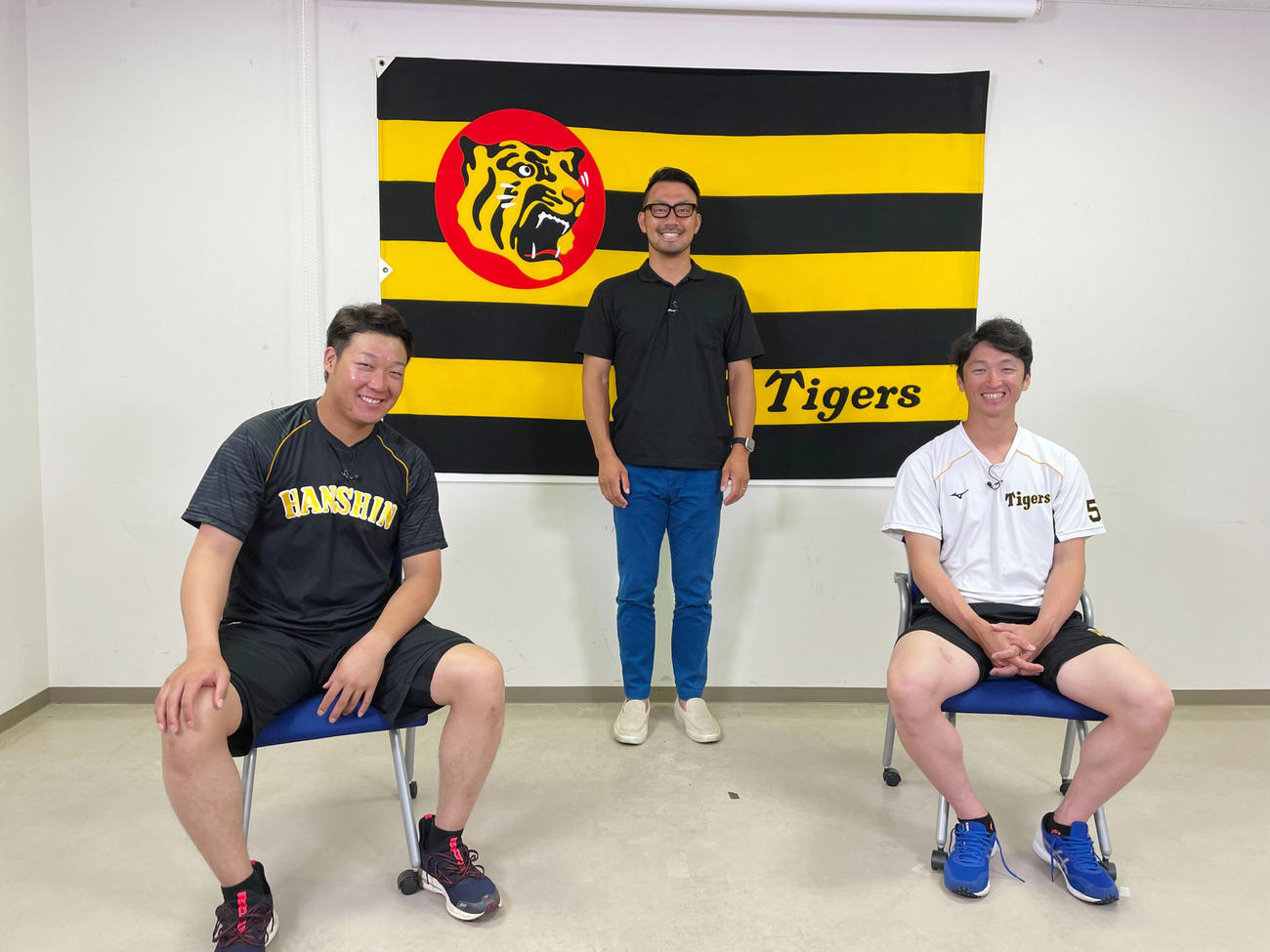 阪神タイガース公式チャンネルのスペシャル対談企画に登場する大山（左）と近本。中央は狩野氏（阪神球団提供）