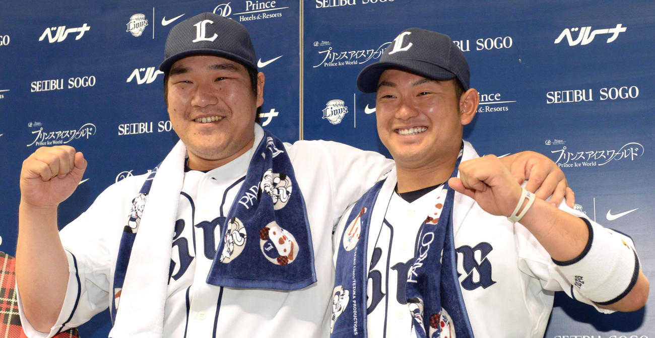 西武中村剛也（左）と森友哉（2015年5月4日撮影）