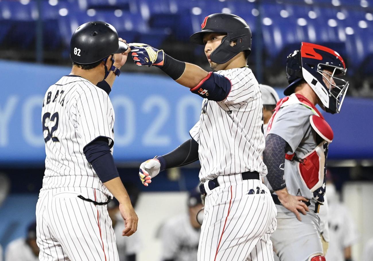5回、本塁打を放ち、コーチ（左）とタッチを交わす鈴木誠