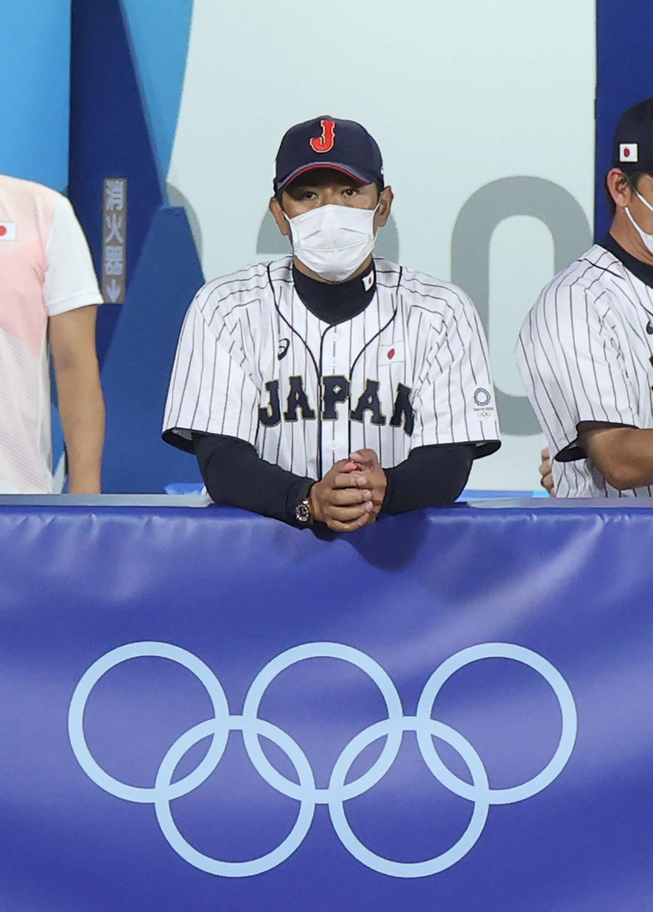 日本対米国　ベンチから戦況を見つめる稲葉監督（撮影・河野匠）