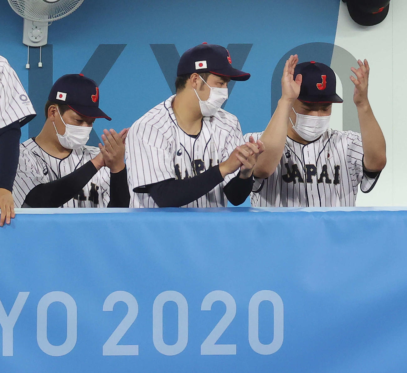 日本対米国　7回表、千賀が無失点に抑え拍手する、右から田中将、青柳、岩崎（撮影・河野匠）