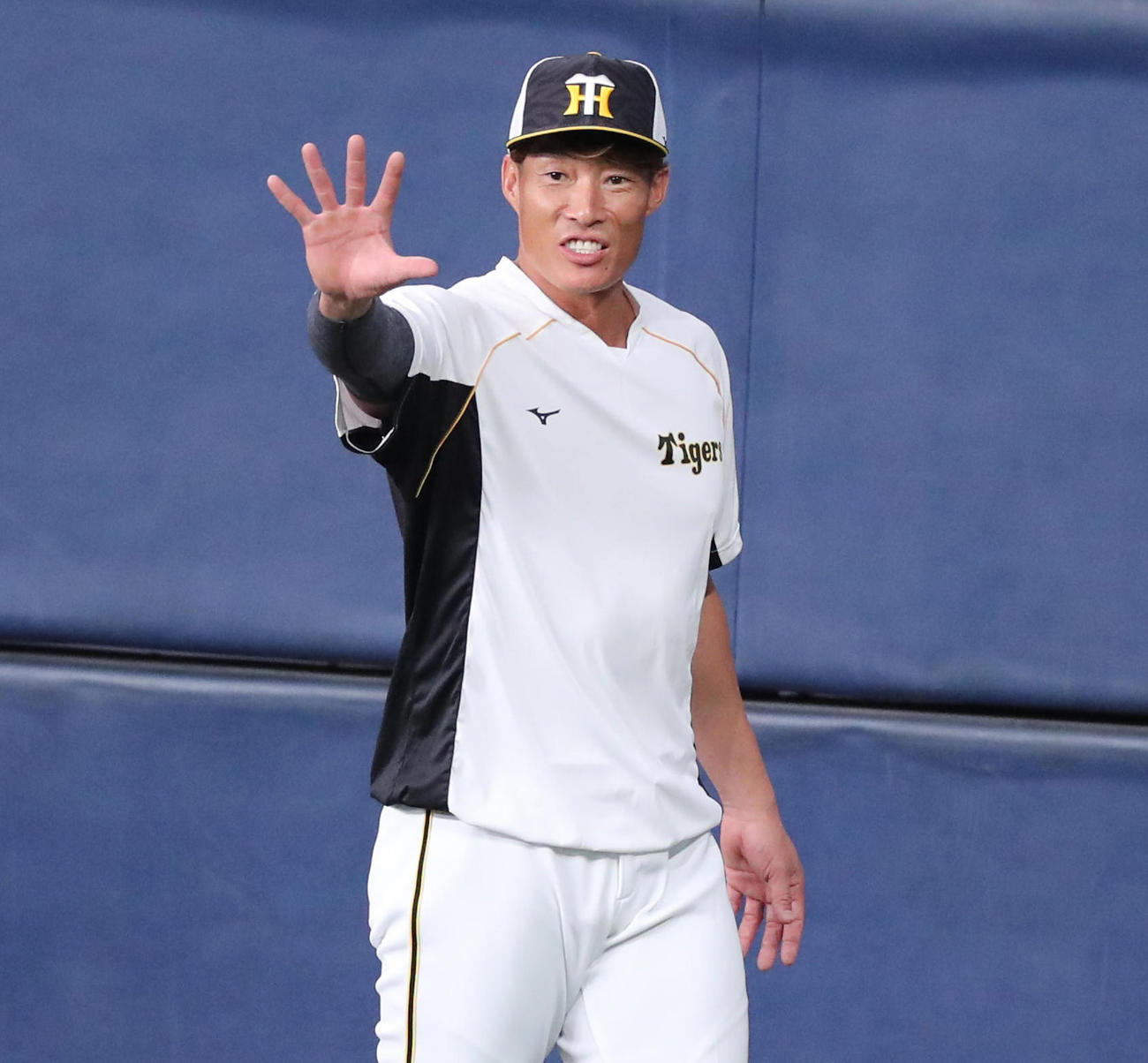 エキシビションマッチオリックス対阪神　練習中にオリックスの選手にあいさつする阪神糸井（撮影・清水貴仁）