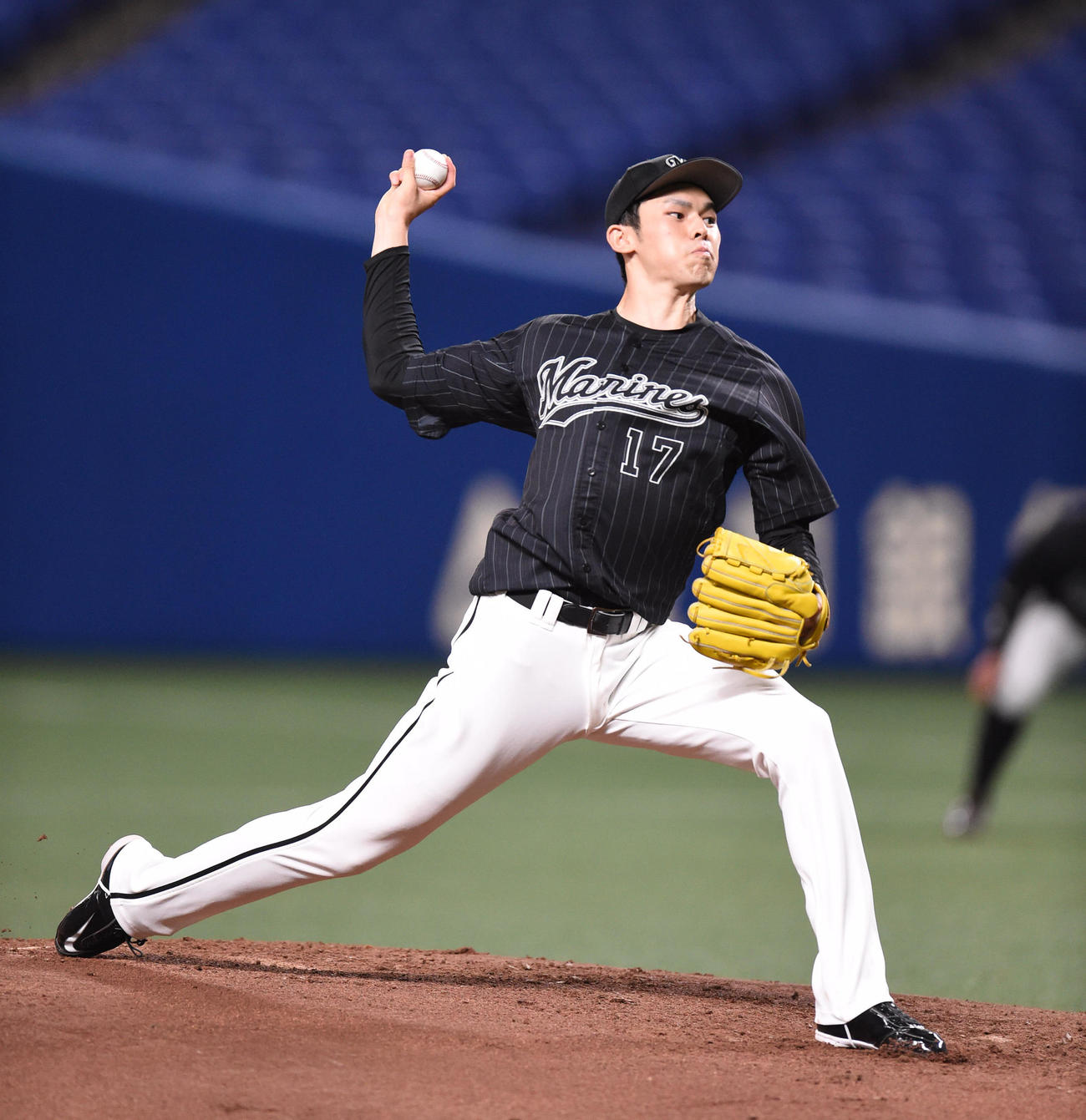 エキシビジョンマッチ中日対ロッテ　1回裏、登板するロッテ先発の佐々木朗（撮影・森本幸一）