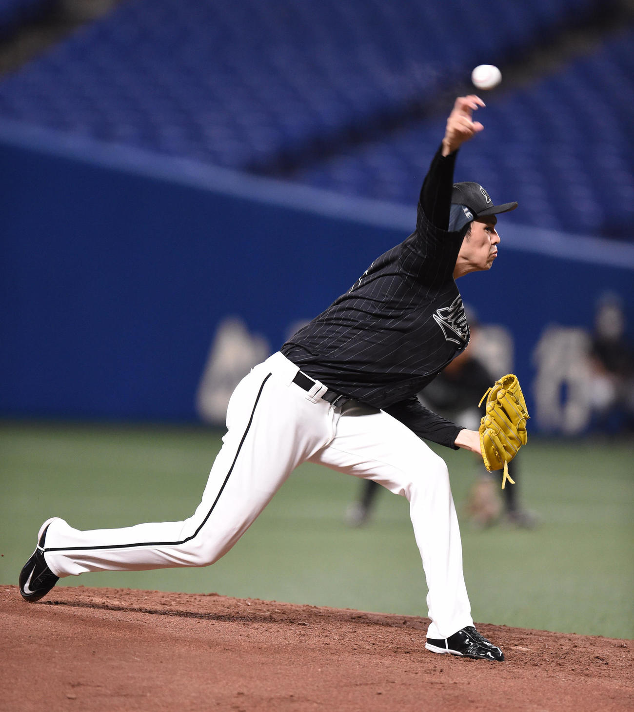 エキシビジョンマッチ中日対ロッテ　1回裏、登板するロッテ先発の佐々木朗（撮影・森本幸一）