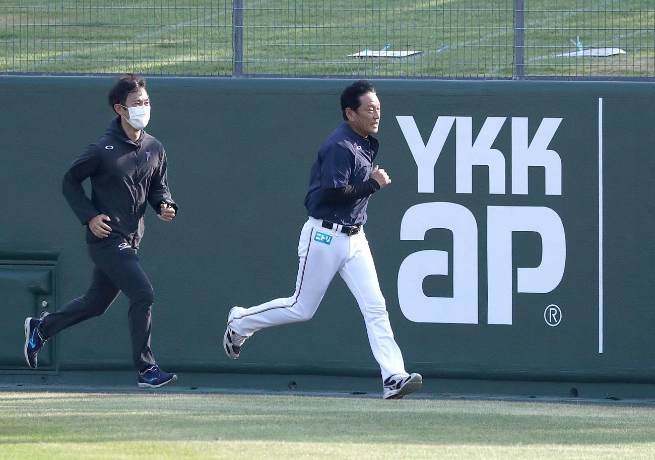 外野をランニングする栗山監督（右）（撮影・黒川智章）