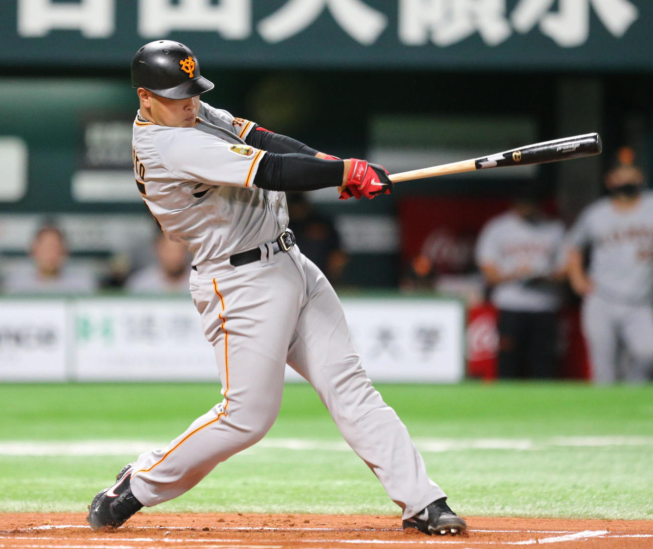 ソフトバンク対巨人　1回表巨人2死二塁、岡本は左翼線に先制の適時打を放つ（撮影・屋方直哉）