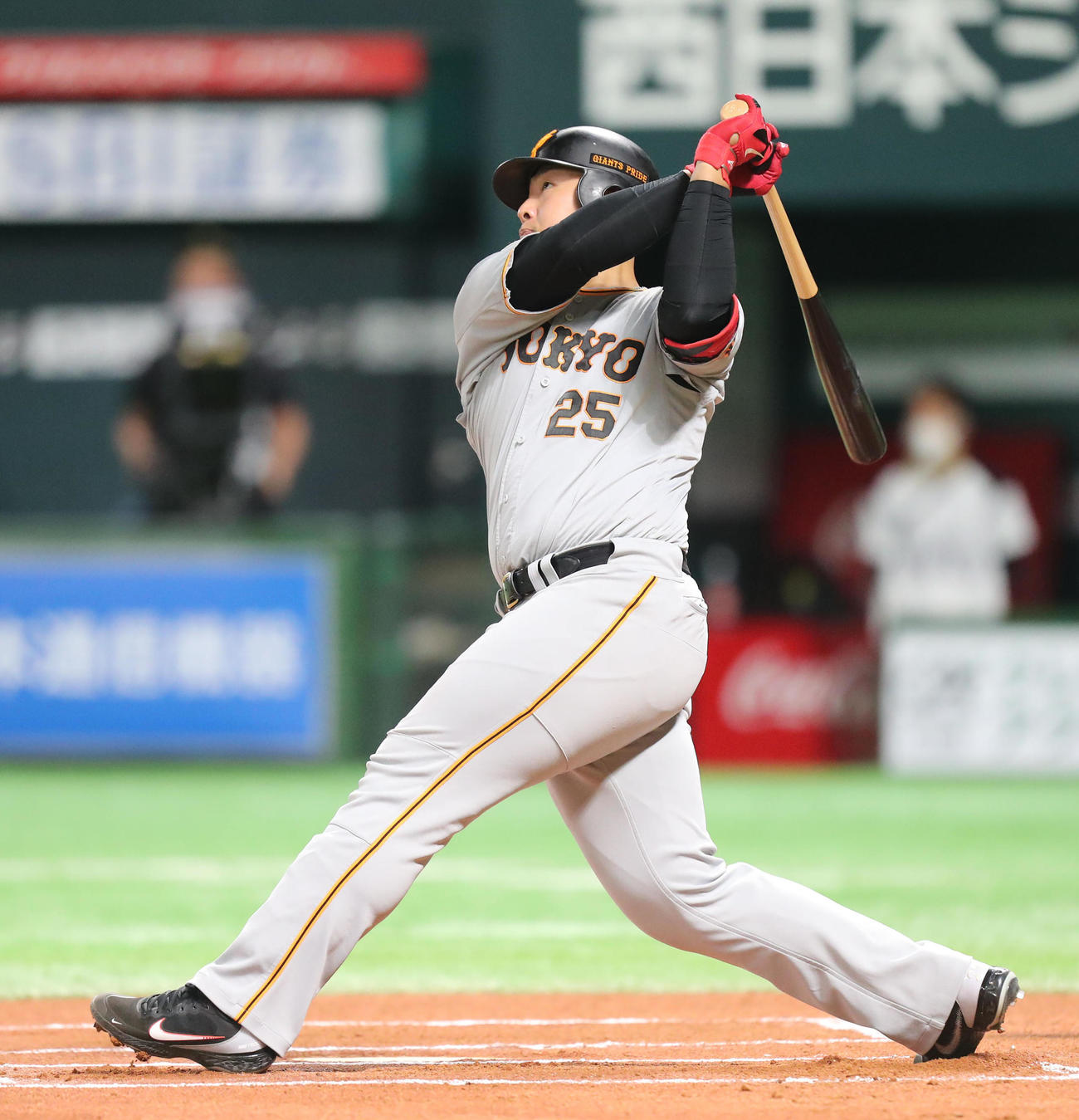 ソフトバンク対巨人　6回表巨人無死、岡本和真は中越え本塁打を放つ（撮影・梅根麻紀）
