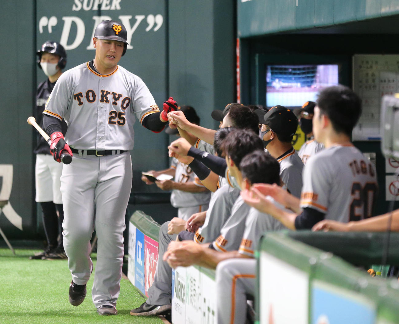 ソフトバンク対巨人　6回表巨人無死、岡本和真は中越え本塁打を放ちベンチのナインとハイタッチ（撮影・梅根麻紀）
