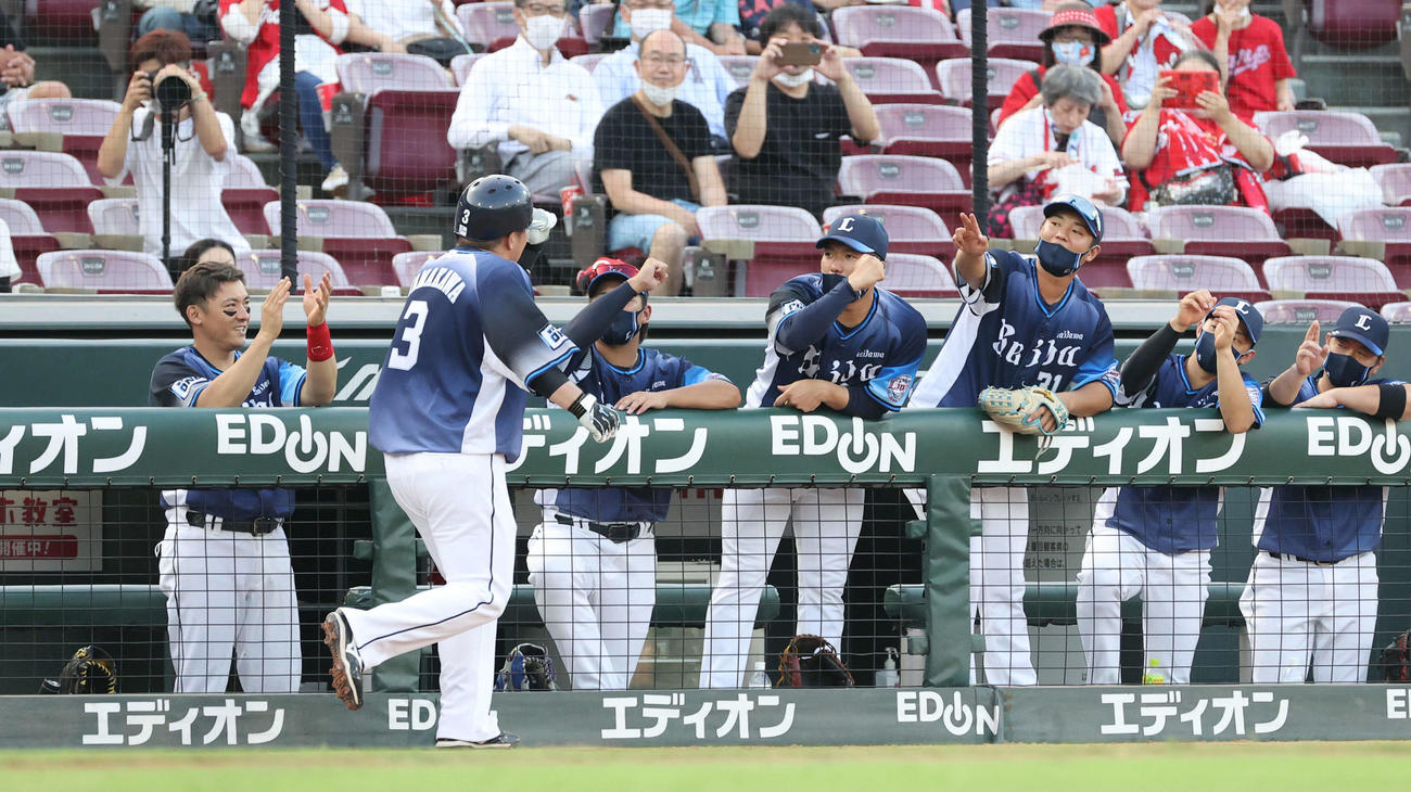 広島対西武　2回表西武無死、同点の左越え本塁打を放った山川を迎えるナイン（撮影・加藤孝規）