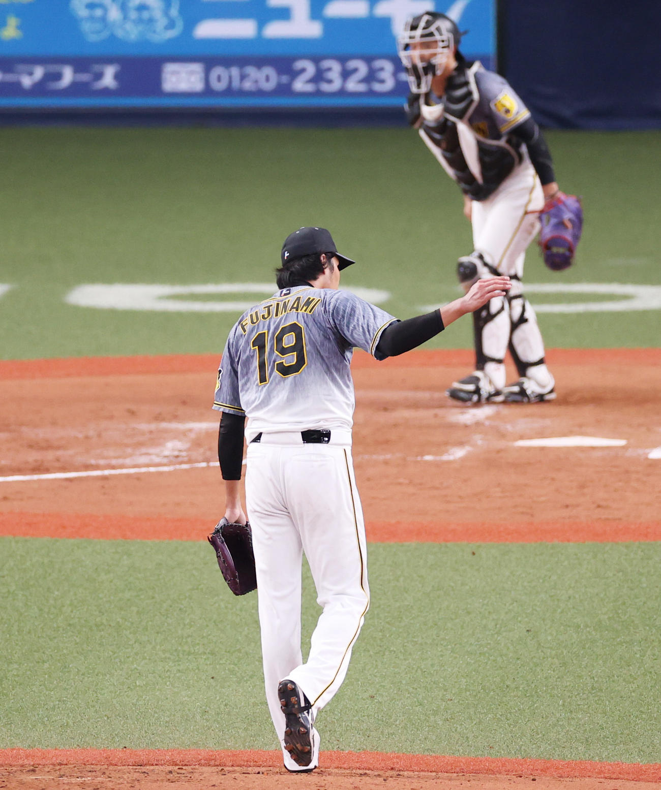エキシビションマッチオリックス対阪神　3回裏オリックス無死満塁、来田に先制2点適時二塁打を打たれ悔しがる藤浪（撮影・清水貴仁）