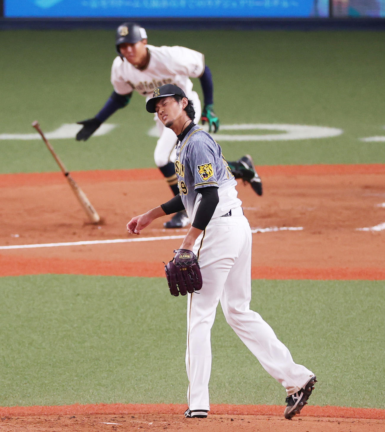 エキシビションマッチオリックス対阪神　2回裏オリックス2死二塁、宜保を二ゴロに打ち取るも納得のいかない表情をみせる阪神藤浪（撮影・清水貴仁）