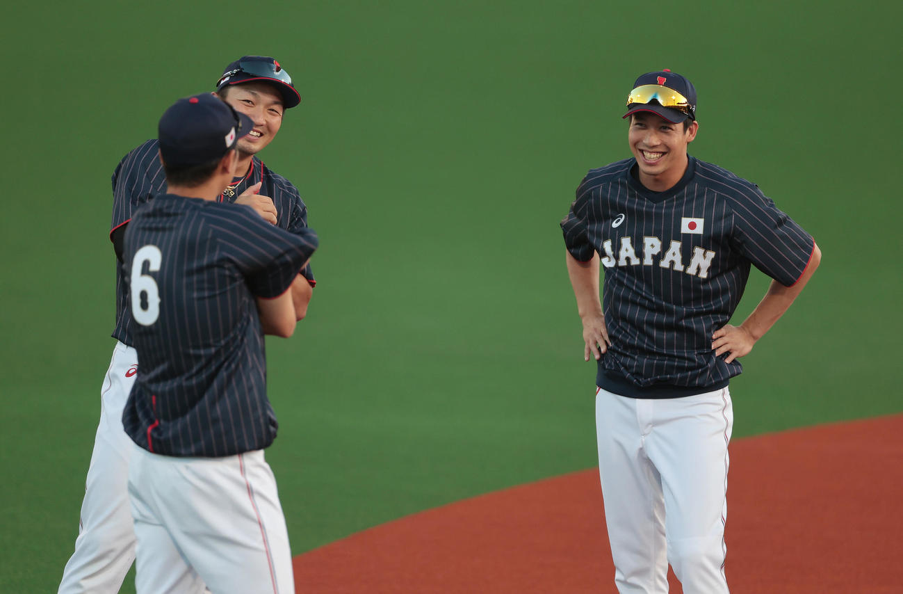 練習中に坂本（手前）、鈴木（左）と談笑する山田（撮影・前田充）