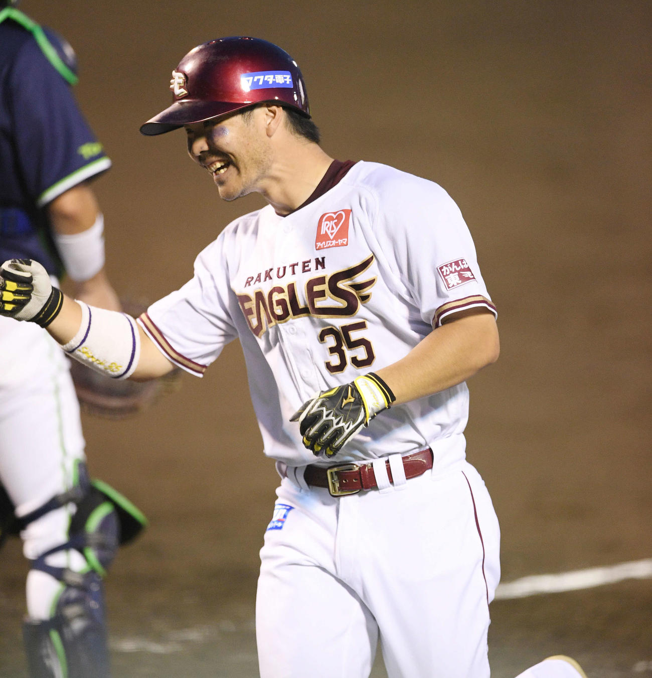 楽天対ヤクルト　3回裏楽天2死一、三塁、右越え3点本塁打を放った島内は笑顔で生還する（撮影・滝沢徹郎）