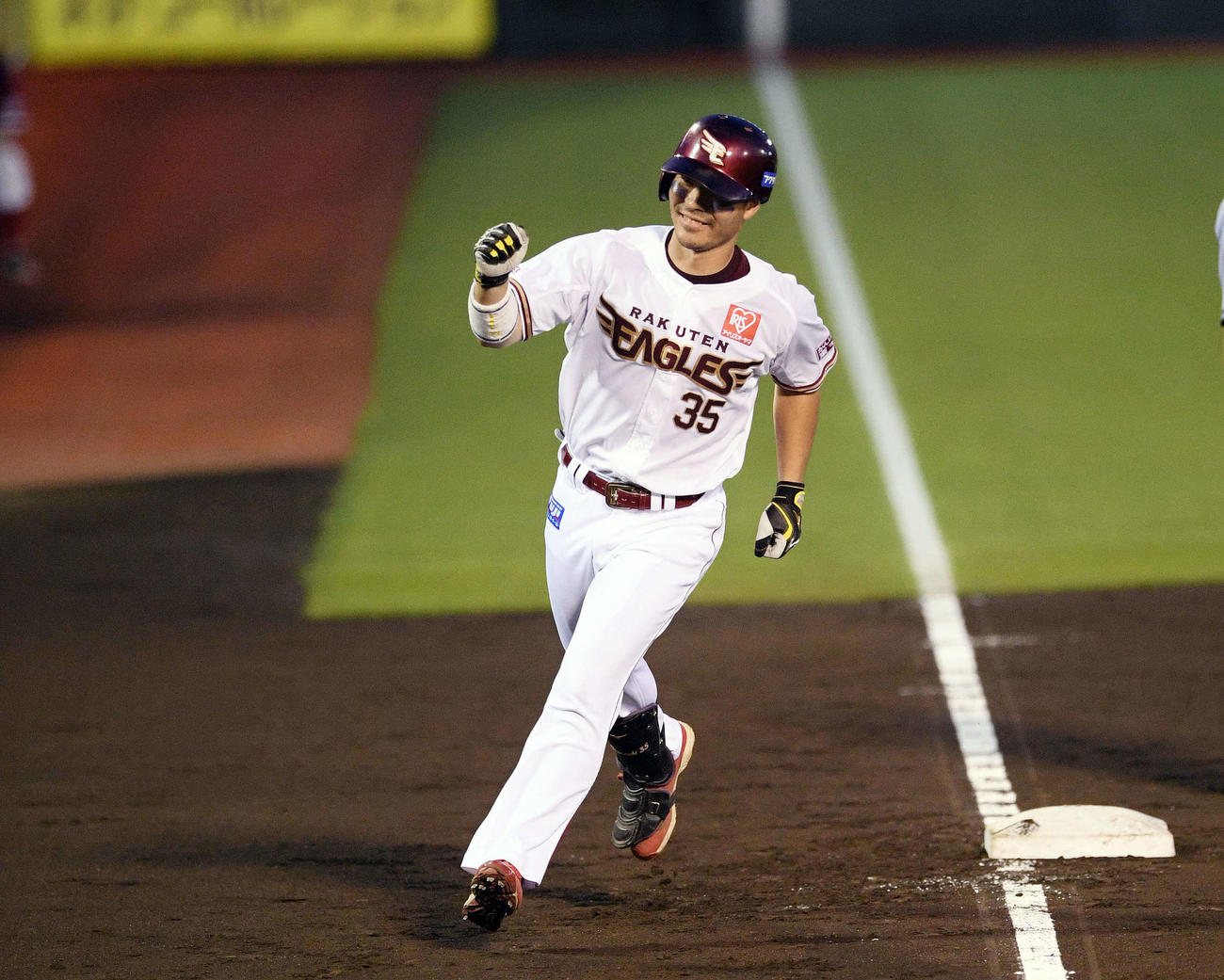 楽天対ヤクルト　3回裏楽天2死一、三塁、右越え3点本塁打を放った島内はベンチへ向かいガッツポーズする（撮影・滝沢徹郎）