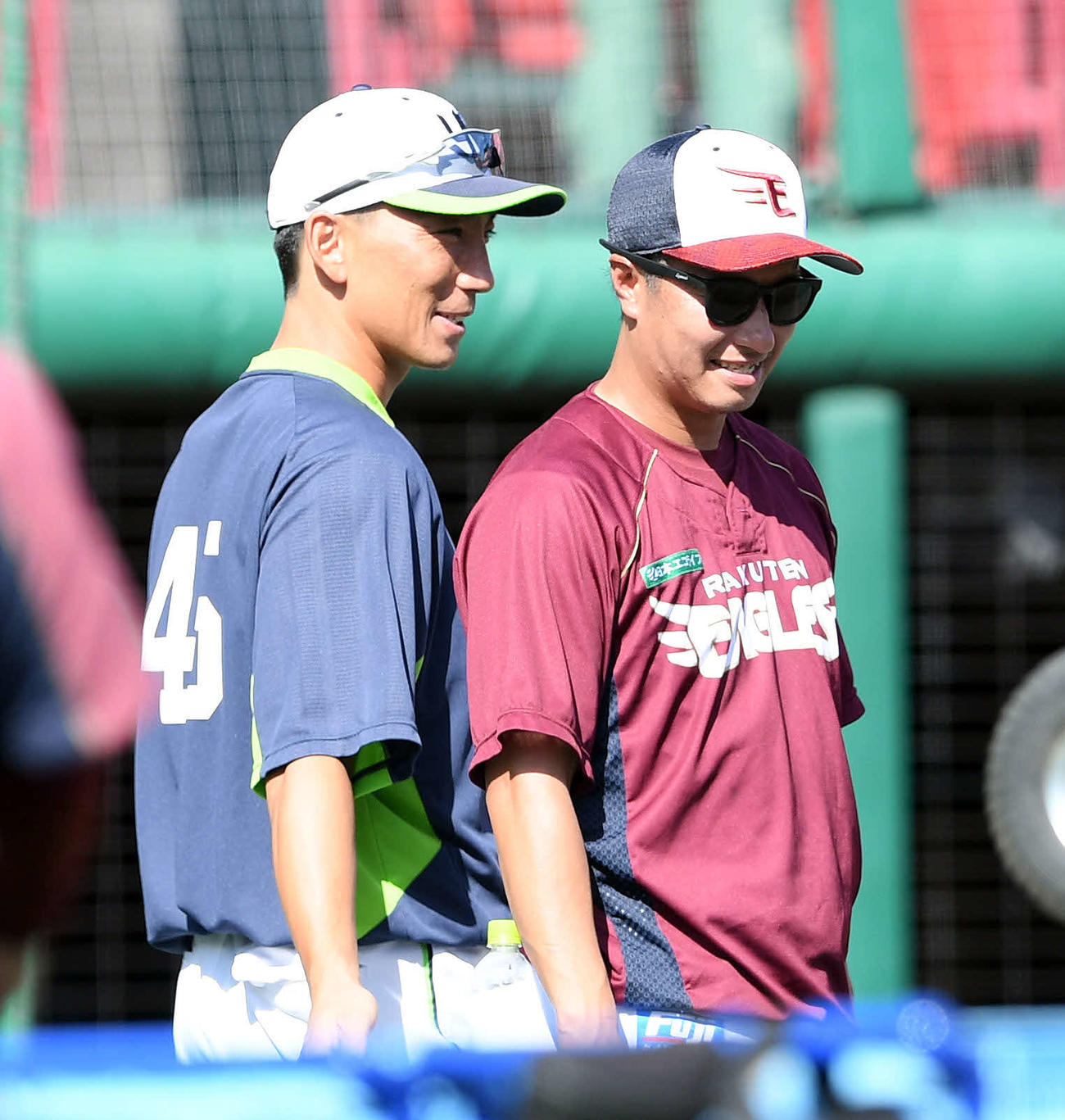 楽天対ヤクルト　試合前練習で楽天楽天渡辺コーチ（右）と話すヤクルト嶋（撮影・滝沢徹郎）