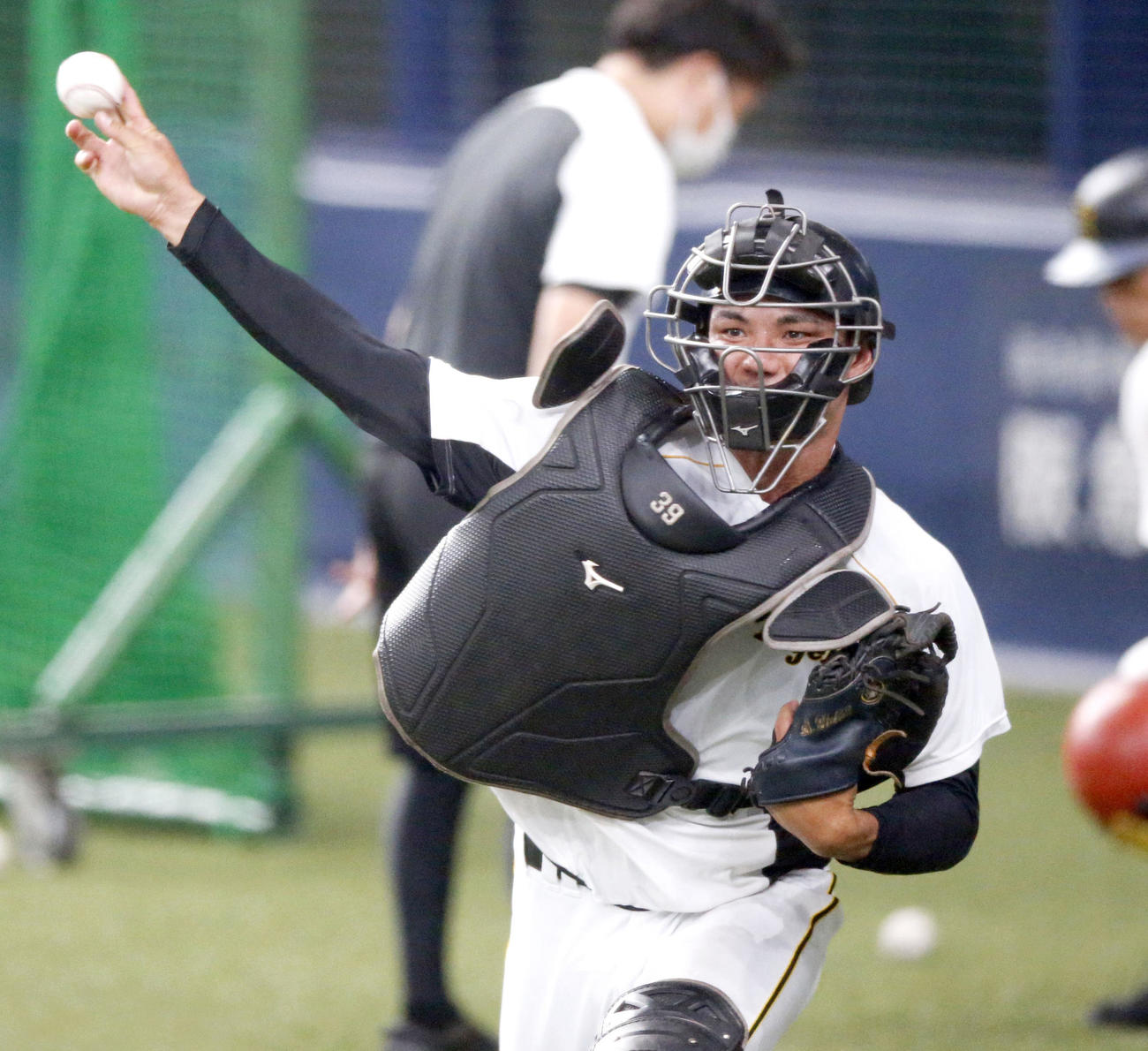 オリックス対阪神　試合前の練習で送球する栄枝（撮影・上山淳一）