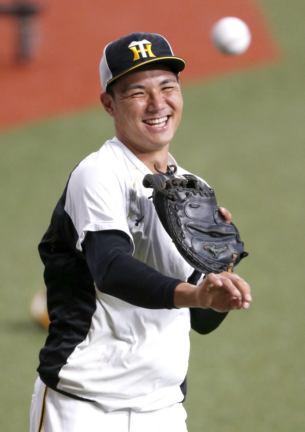 オリックス対阪神　試合前の練習で笑顔を見せる栄枝（撮影・上山淳一）