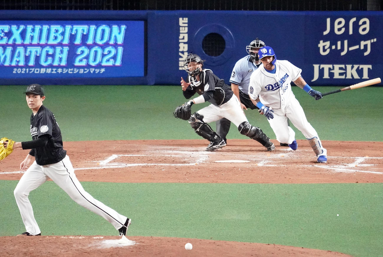 5回裏中日無死、佐々木朗（左）から中前安打を放ったビシエド（右）（撮影・森本幸一）