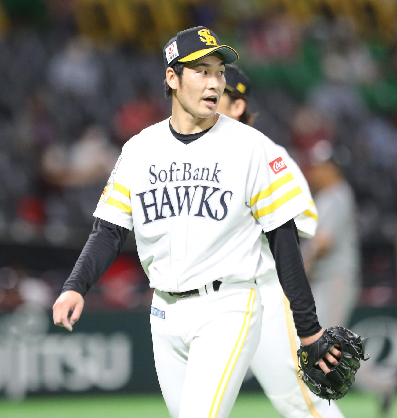 ソフトバンク対巨人　2回表を投げ終えベンチに戻る武田（撮影・屋方直哉）
