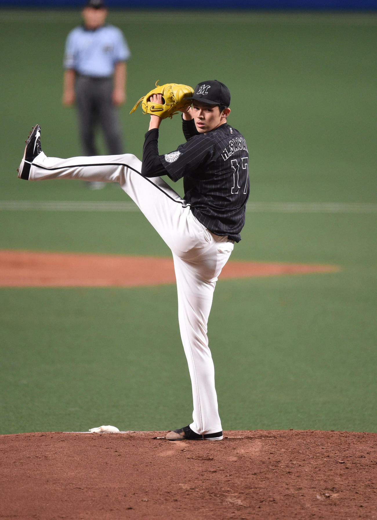 中日対ロッテ　2回裏、力投するロッテ先発の佐々木朗（撮影・森本幸一）