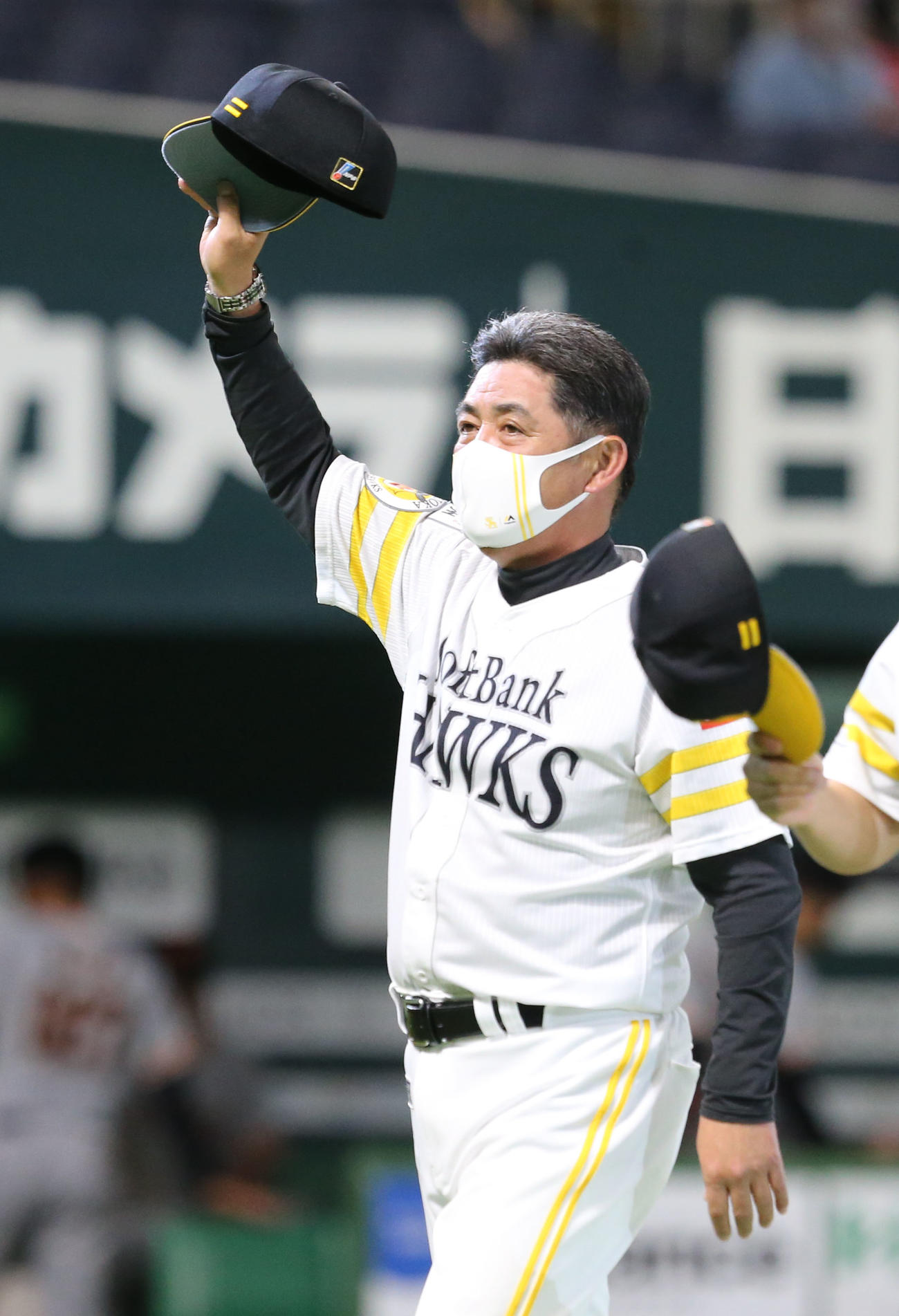 ソフトバンク対巨人　観客に手を振る工藤監督（撮影・屋方直哉）