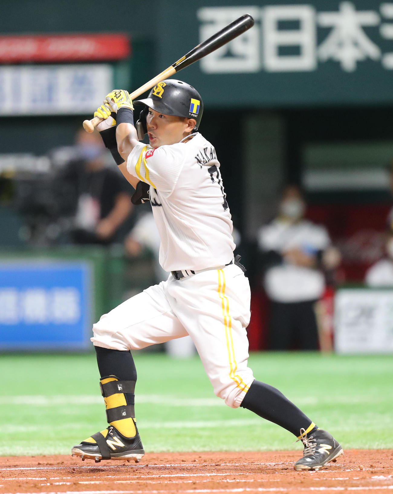 ソフトバンク対巨人　1回裏ソフトバンク1死一塁、中村晃は左前安打を放つ（撮影・梅根麻紀）