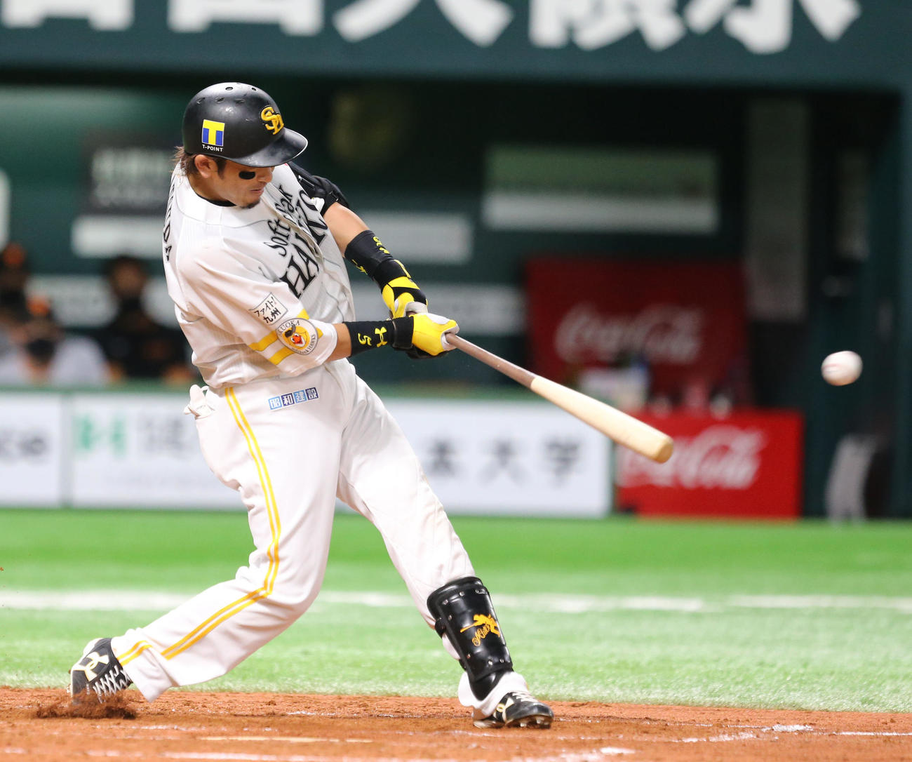ソフトバンク対巨人　3回裏ソフトバンク2死二塁、松田は左翼線へ適時打を放つ（撮影・屋方直哉）