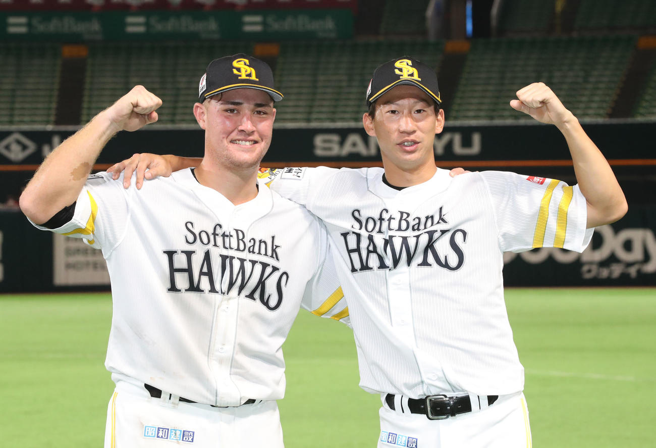 ソフトバンク対巨人　肩を組んでガッツポーズをするリチャード（左）と真砂（右）（撮影・屋方直哉）