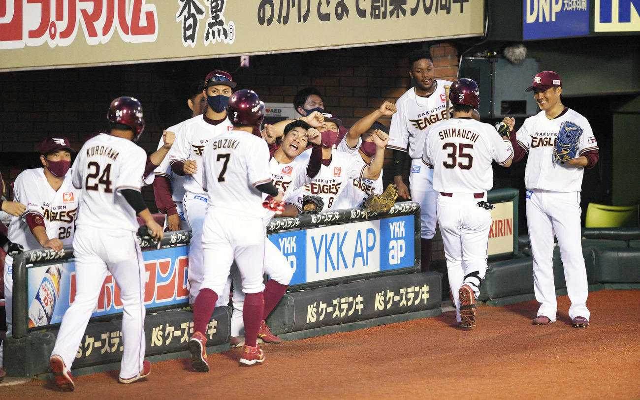 楽天対ヤクルト　3回裏楽天2死一、三塁、右越え3点本塁打を放った島内（右から2人目）とタッチを交わす則本昂（撮影・滝沢徹郎）