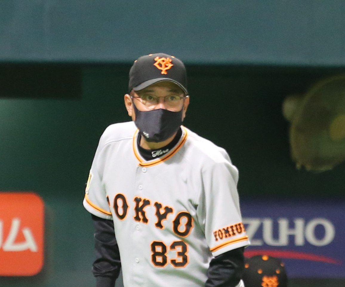 ソフトバンク対巨人　7回裏に交代を告げる原監督（撮影・屋方直哉）