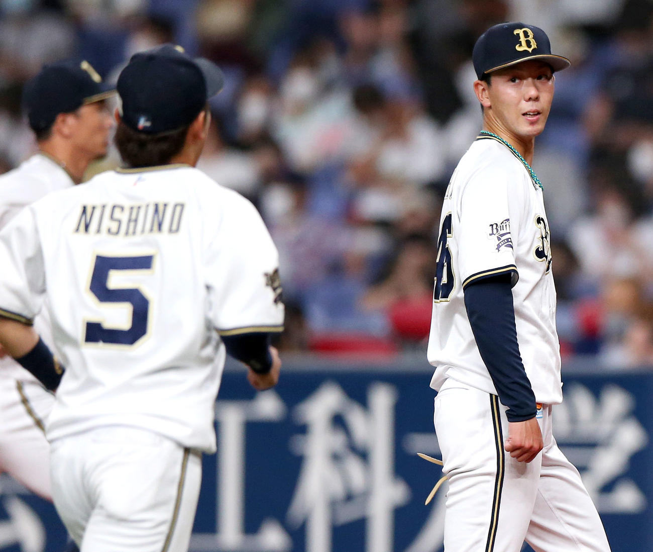 オリックス対阪神　7回を投げ終えベンチへ引き揚げる本田（右）（撮影・上山淳一）