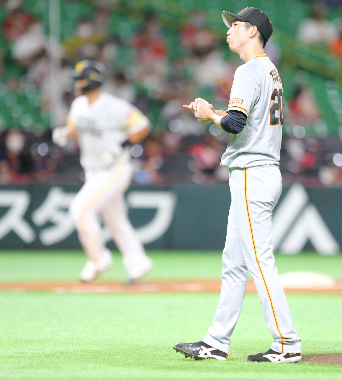 ソフトバンク対巨人　1回裏ソフトバンク1死一、二塁、戸郷はリチャードは右越えの3点本塁打を浴びる（撮影・屋方直哉）