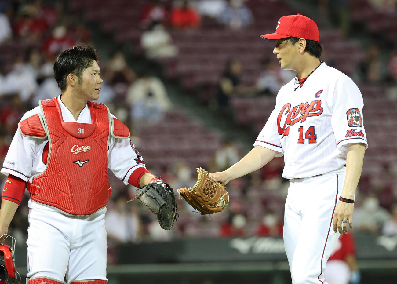 広島対西武　6回3失点の大瀬良。左は坂倉（撮影・加藤孝規）