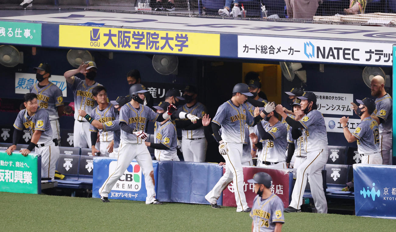 エキシビションマッチオリックス対阪神　9回表阪神1死満塁、山本の同点2点適時打で生還する大山（右）、中野（撮影・清水貴仁）
