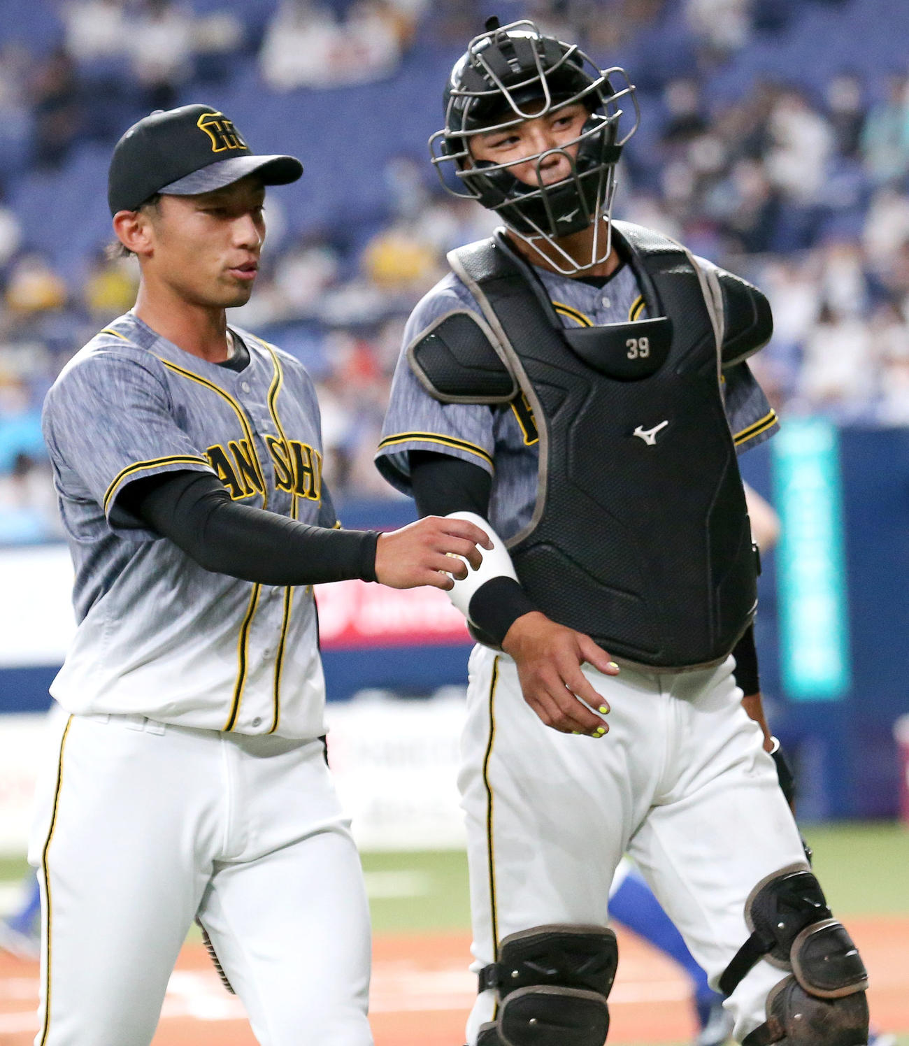 オリックス対阪神　6回に登板の尾仲（左）は3者凡退に抑え捕手栄枝と話しながらベンチへ向かう（撮影・上山淳一）