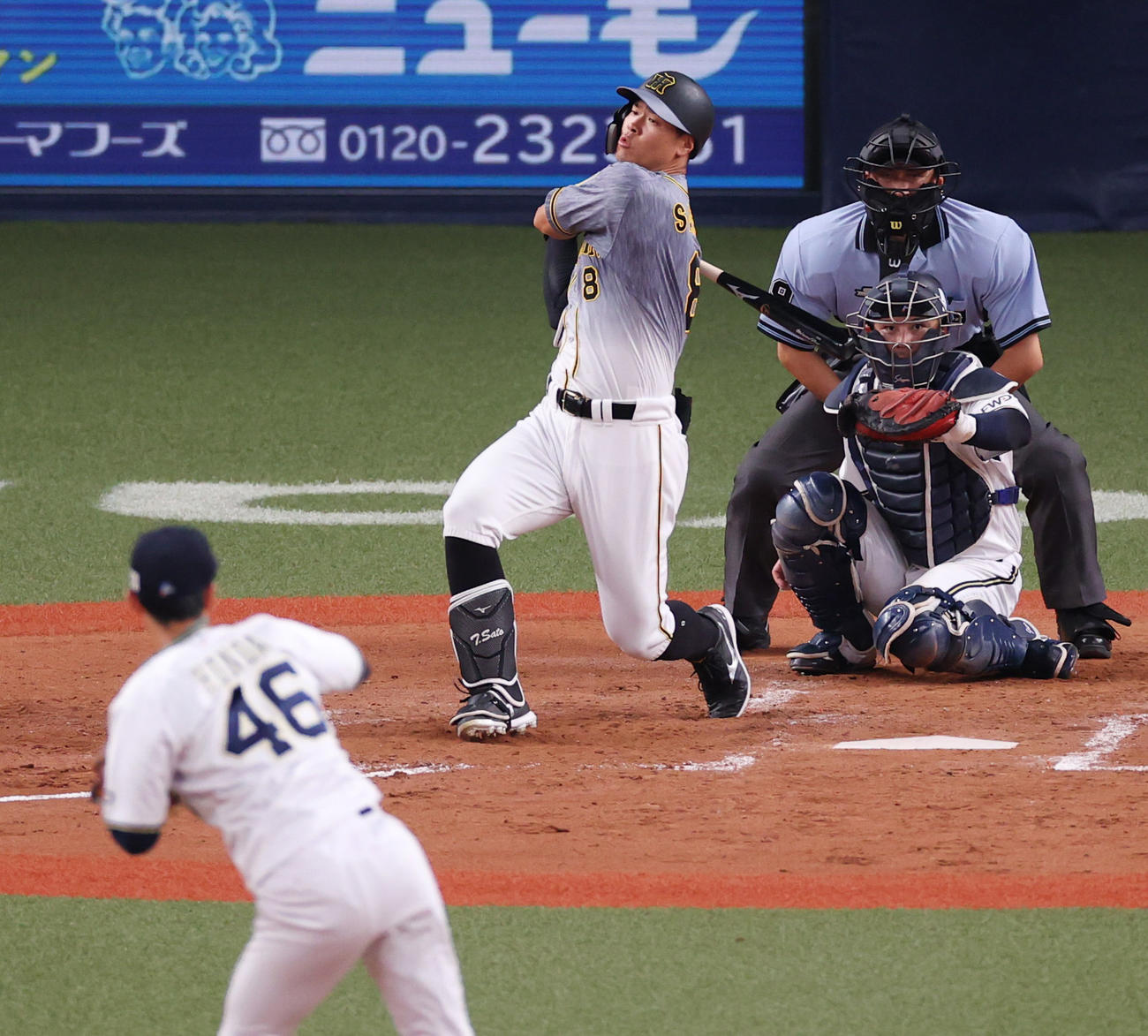 オリックス対阪神　4回表阪神1死二塁、佐藤輝は空振り三振に倒れる（撮影・清水貴仁）