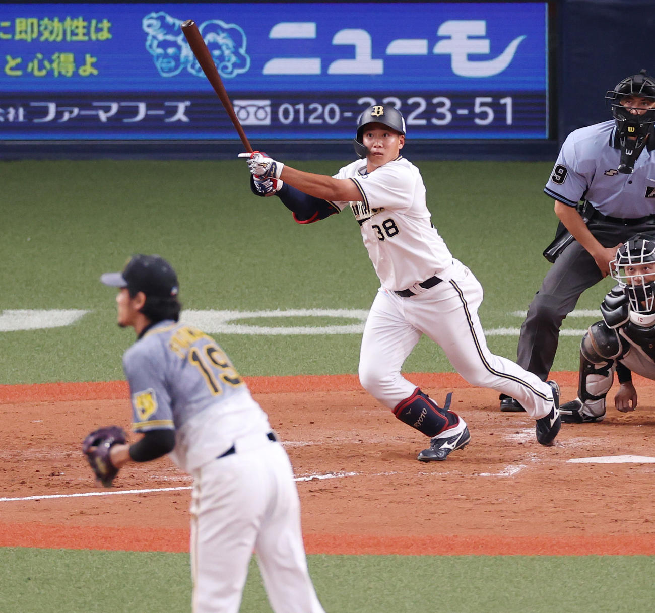 オリックス対阪神　3回裏オリックス無死満塁、右中間へ先制2点適時二塁打を放つ来田。投手は藤浪（撮影・清水貴仁）