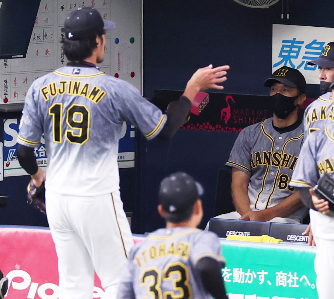 オリックス対阪神　2回の登板を終えベンチに戻る藤浪（左）と厳しい表情の矢野監督（撮影・清水貴仁）