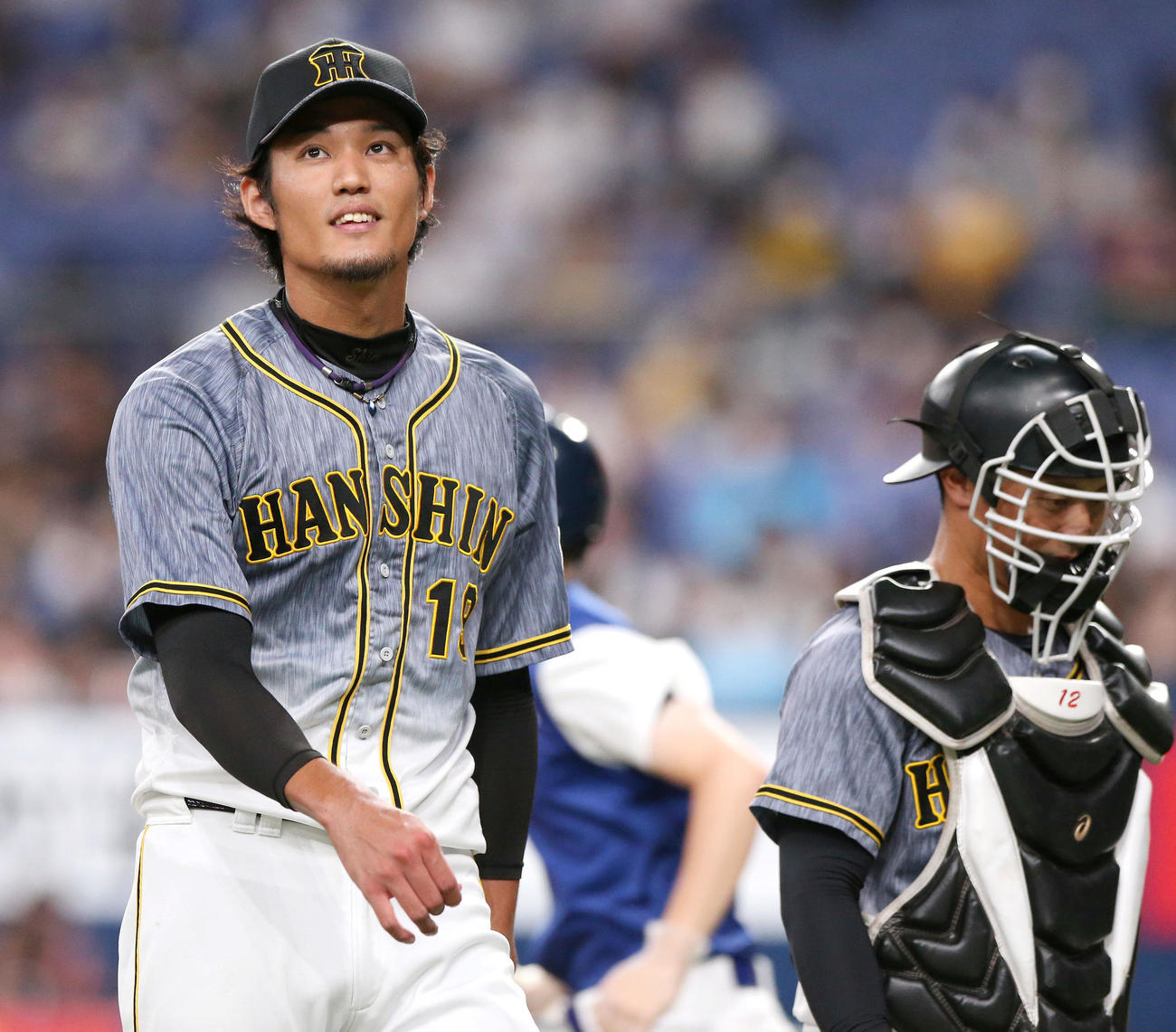 オリックス対阪神　2回を終えベンチへ引き揚げる藤浪（左）と捕手坂本（撮影・上山淳一）