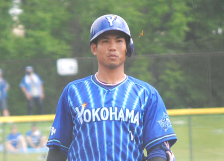 エキシビションマッチ・日本ハム対DeNA 3回表1死一、二塁、DeNA桑原はカウント2－1からハチが寄ってきたため打席を外した。目の前にハチが飛んでいる