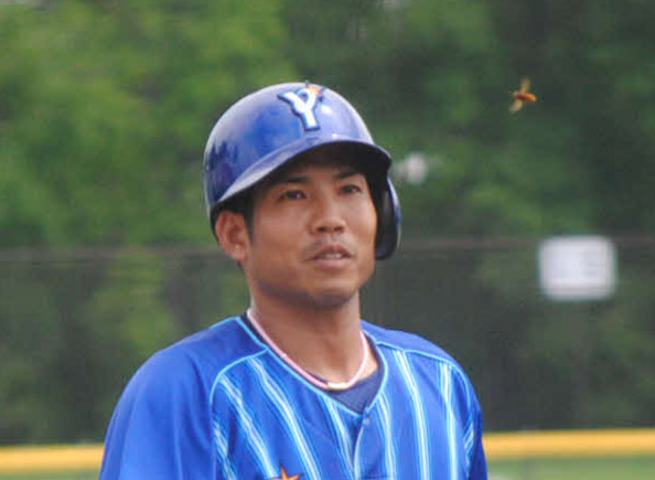 エキシビションマッチ・日本ハム対DeNA 3回表1死一、二塁、DeNA桑原はカウント2－1からハチが寄ってきたため打席を外した