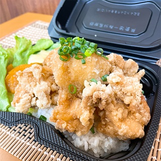 初出店する「キッチンカーニバル」の水炊きからあげ（球団提供）