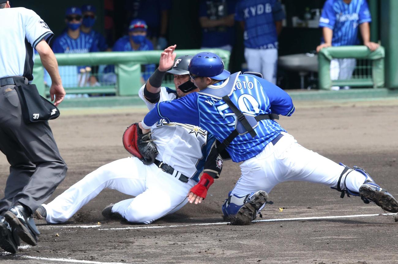 日本ハム対DeNA 1回裏日本ハム2死二、三塁、渡辺に右前打で二塁走者の中田が本塁を突くもアウトになる。捕手山本（撮影・黒川智章）