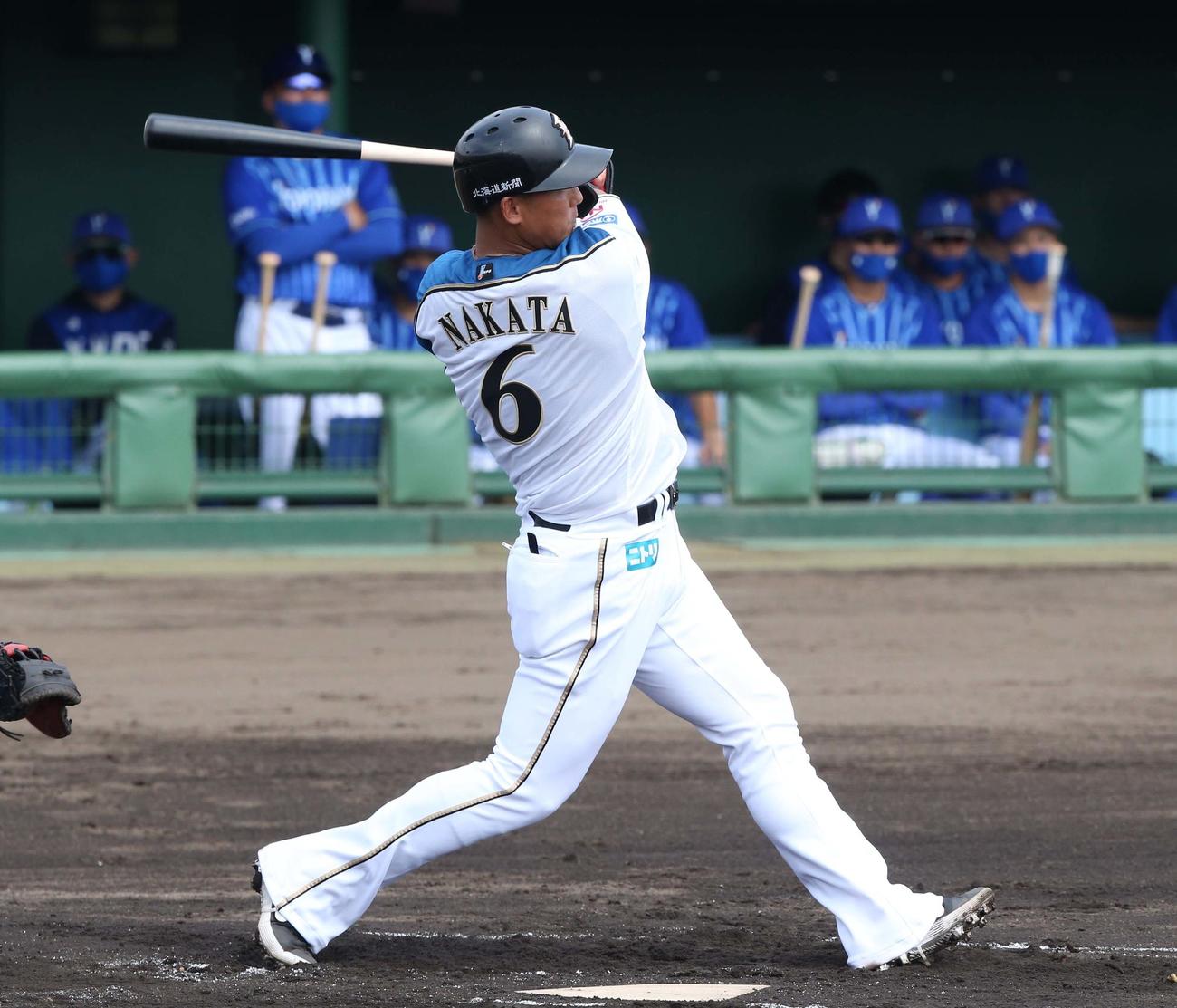 日本ハム対DeNA 1回裏日本ハム1死一、二塁、左翼線に適時二塁打を放つ中田（撮影・黒川智章）